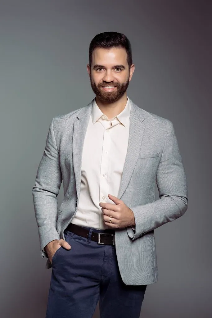 Dr. Diego Mattos Silveira — retrato de estúdio