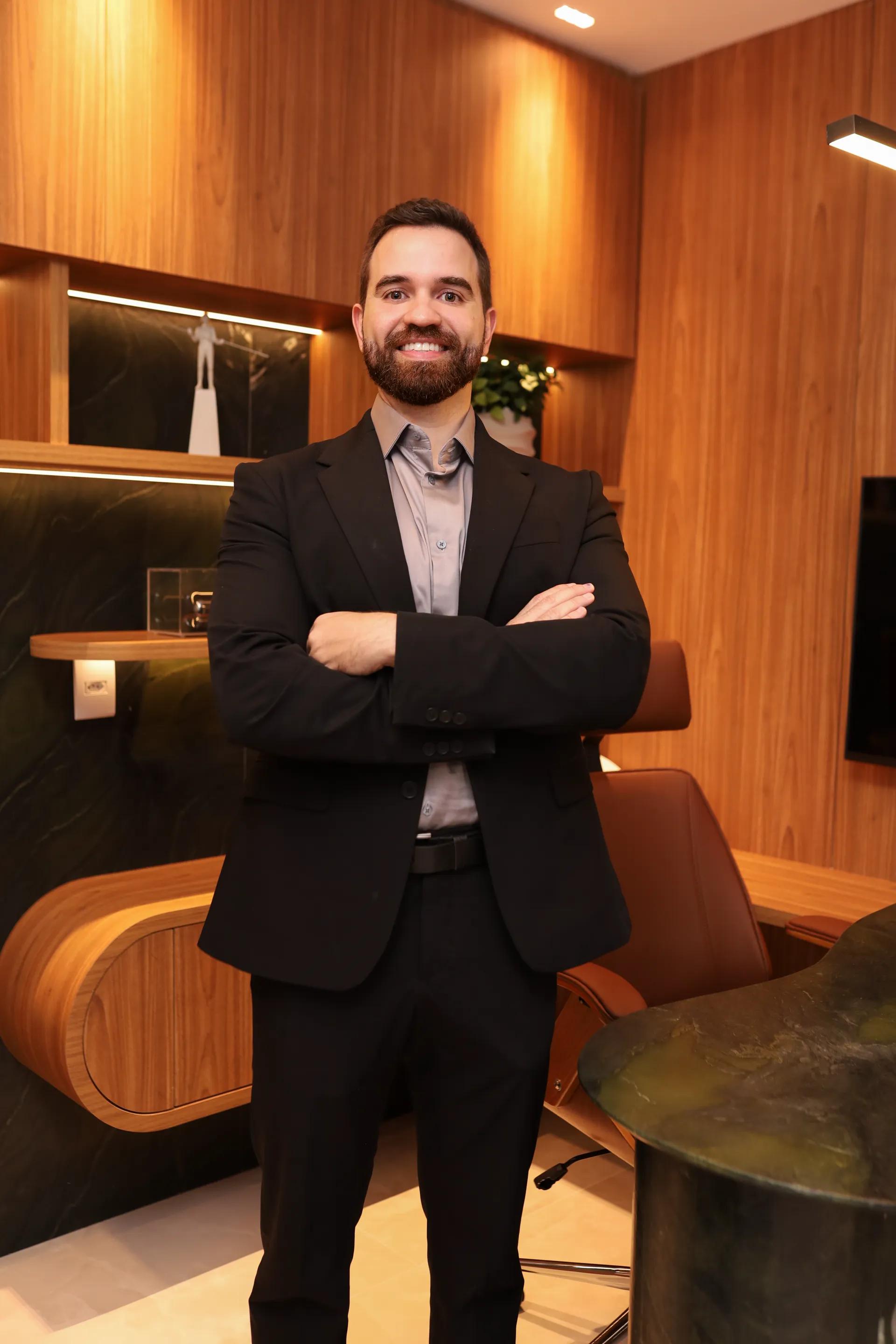 Dr. Diego Mattos Silveira em ambiente clínico
